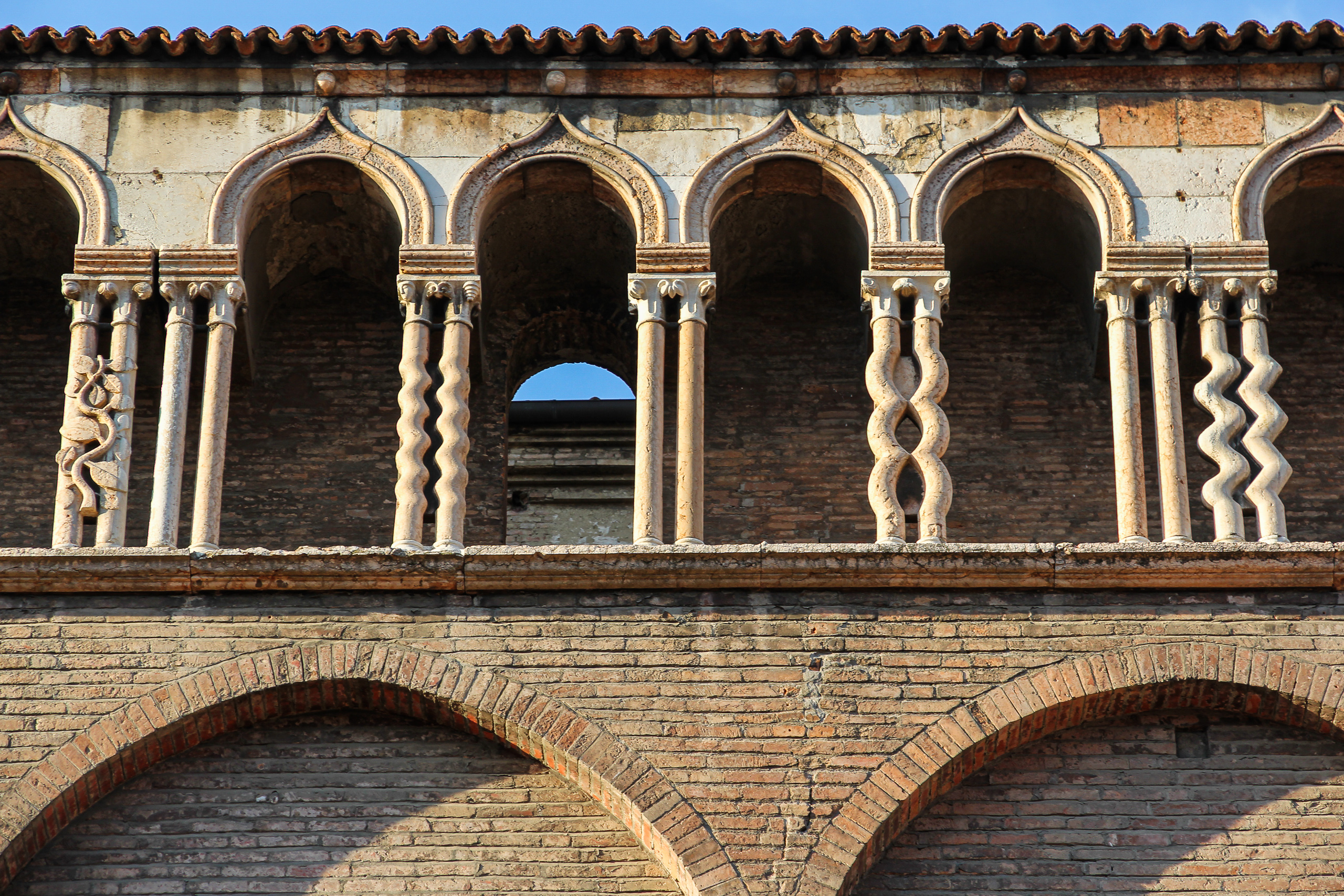 Gedrehte Säulchen und Spitzbögen: die Loggia an der Domflanke